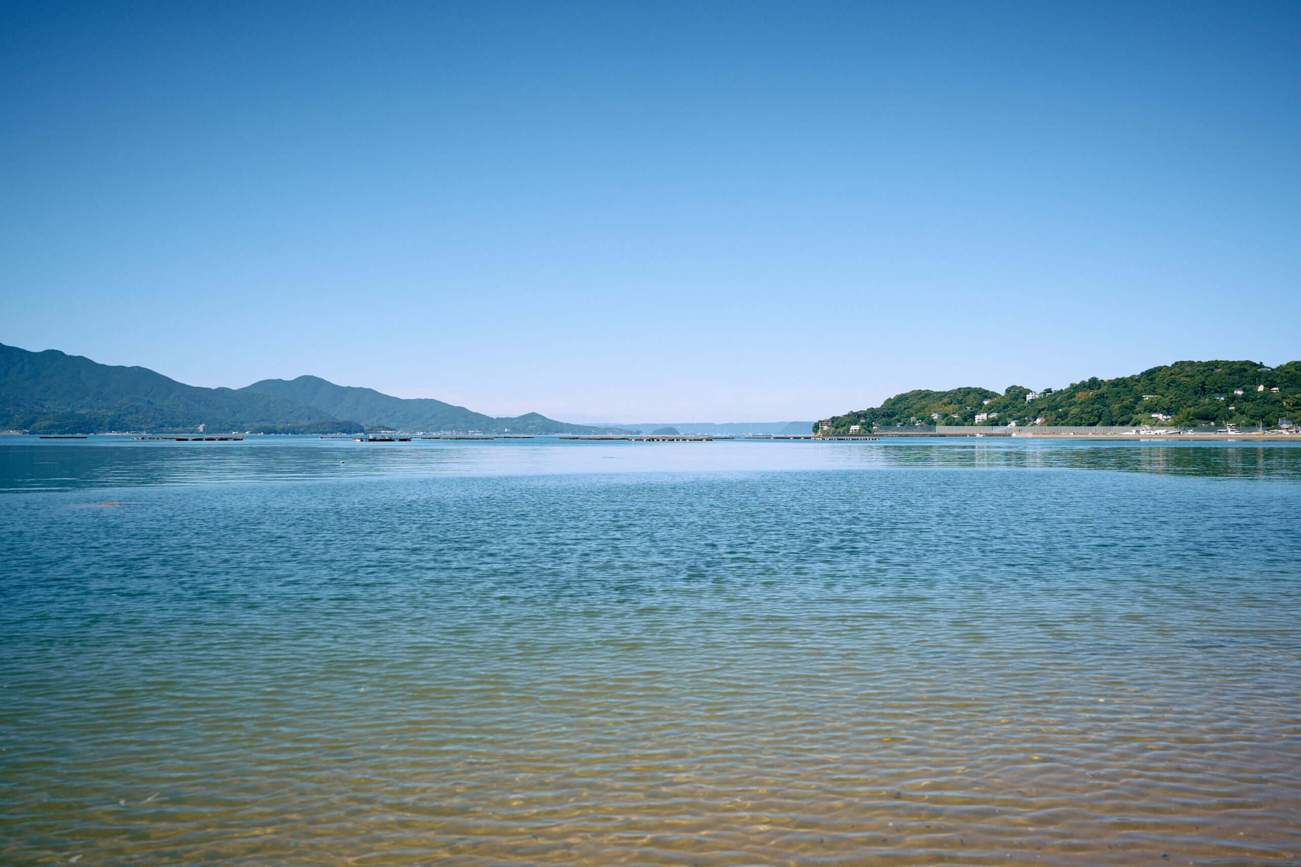 邸宅の前に広がる遠浅の海と砂浜の風景